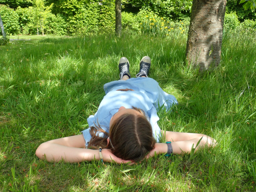 10Pique une sieste dans l'herbe